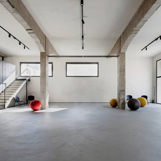 hangar-lecco-resinnova-pavimenti.rivestimenti-microcemento-naturalg40-finitura-stonalizzata (3)