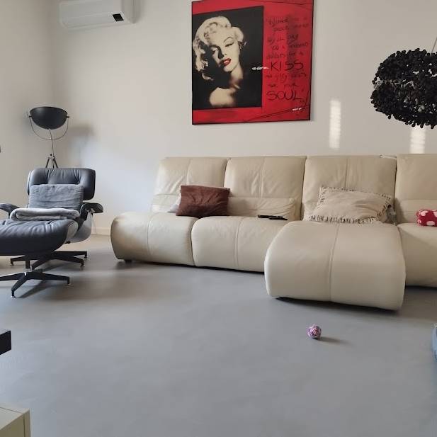 appartamento-sara-provincia-di-como-resinnova-pavimenti-rivestimenti-microcemento-naturalg40-carte-da-parati-wallpeppergroup-farrow&ball-finitura-estate-emulsion (7)