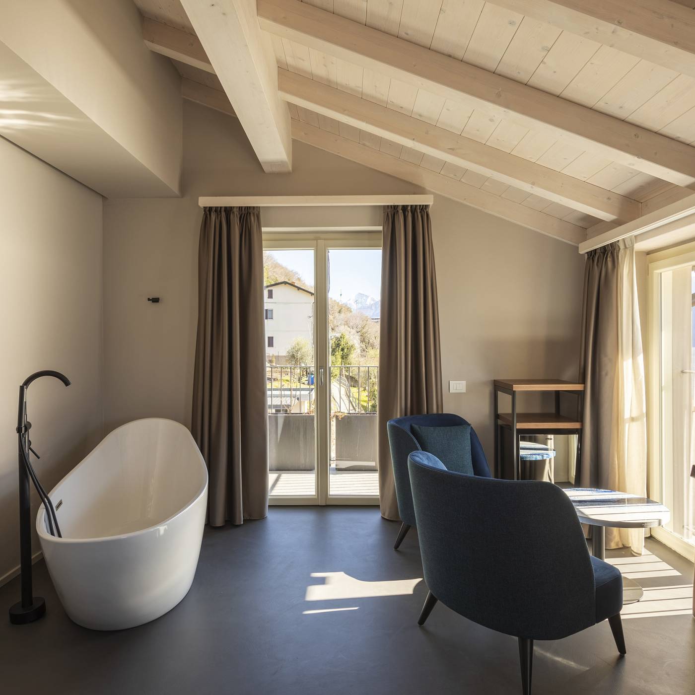 villa-clementina-resinnova-provincia-di-como-pavimenti-rivestimenti-calce-naturale-microcemento-naturale-resine-metalliche-calceterra-pastellone-monolak-finitura-dead-flat-(4)