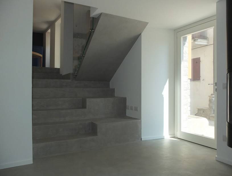 appartamentio-resinnova-monza-e-brianza-pavimenti-rivestimenti-scale-microcemento-naturalg40-resina-materia-rivestimenti-farrow&ball-finitura-estate-emulsion (8)