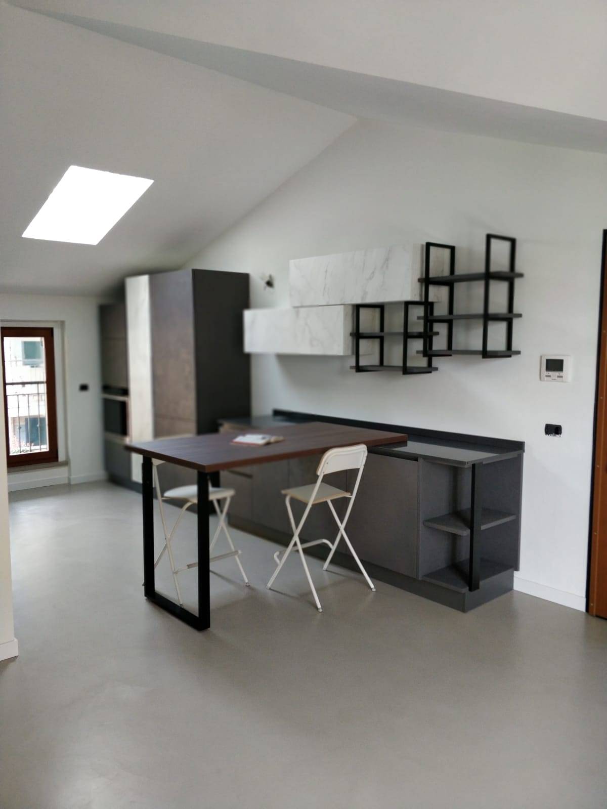 appartamento-michele-monza-e-brianza-resinnova-pavimenti-rivestimenti-resina-materia-calceterra-rivestimenti-farrow&ball-finitura-estate-emulsion (7)