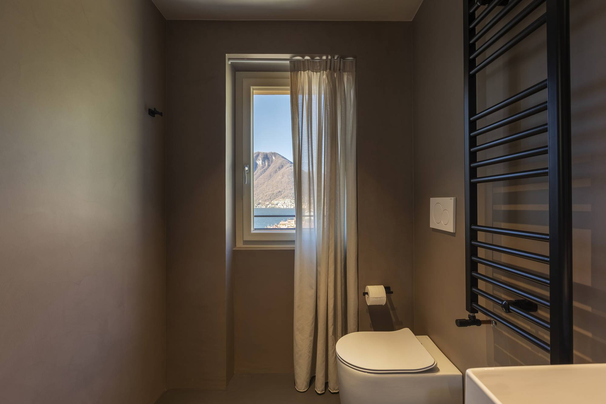 villa-clementina-resinnova-provincia-di-como-pavimenti-rivestimenti-calce-naturale-microcemento-naturale-resine-metalliche-calceterra-pastellone-monolak-finitura-dead-flat-(14)