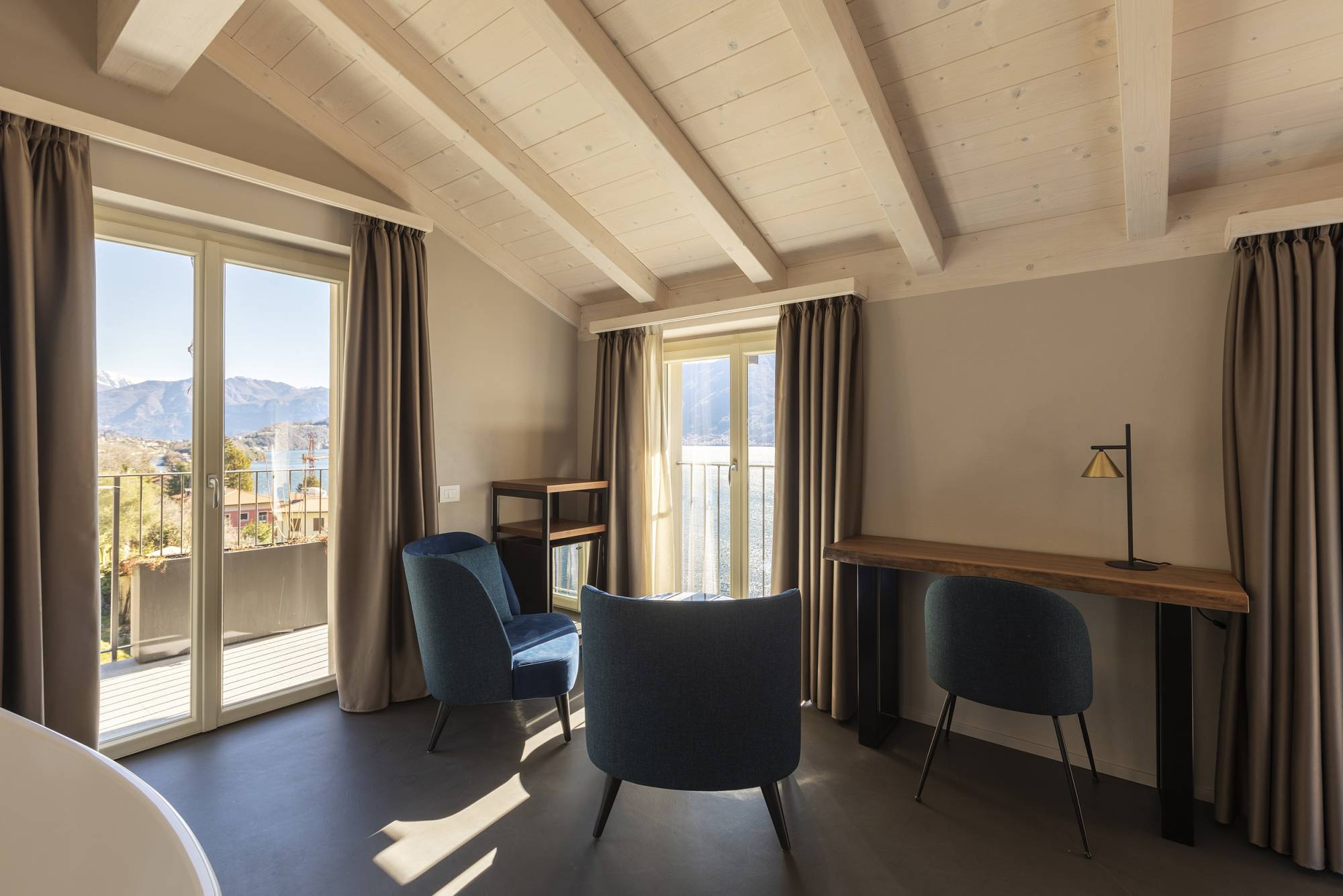 villa-clementina-resinnova-provincia-di-como-pavimenti-rivestimenti-calce-naturale-microcemento-naturale-resine-metalliche-calceterra-pastellone-monolak-finitura-dead-flat-(6)