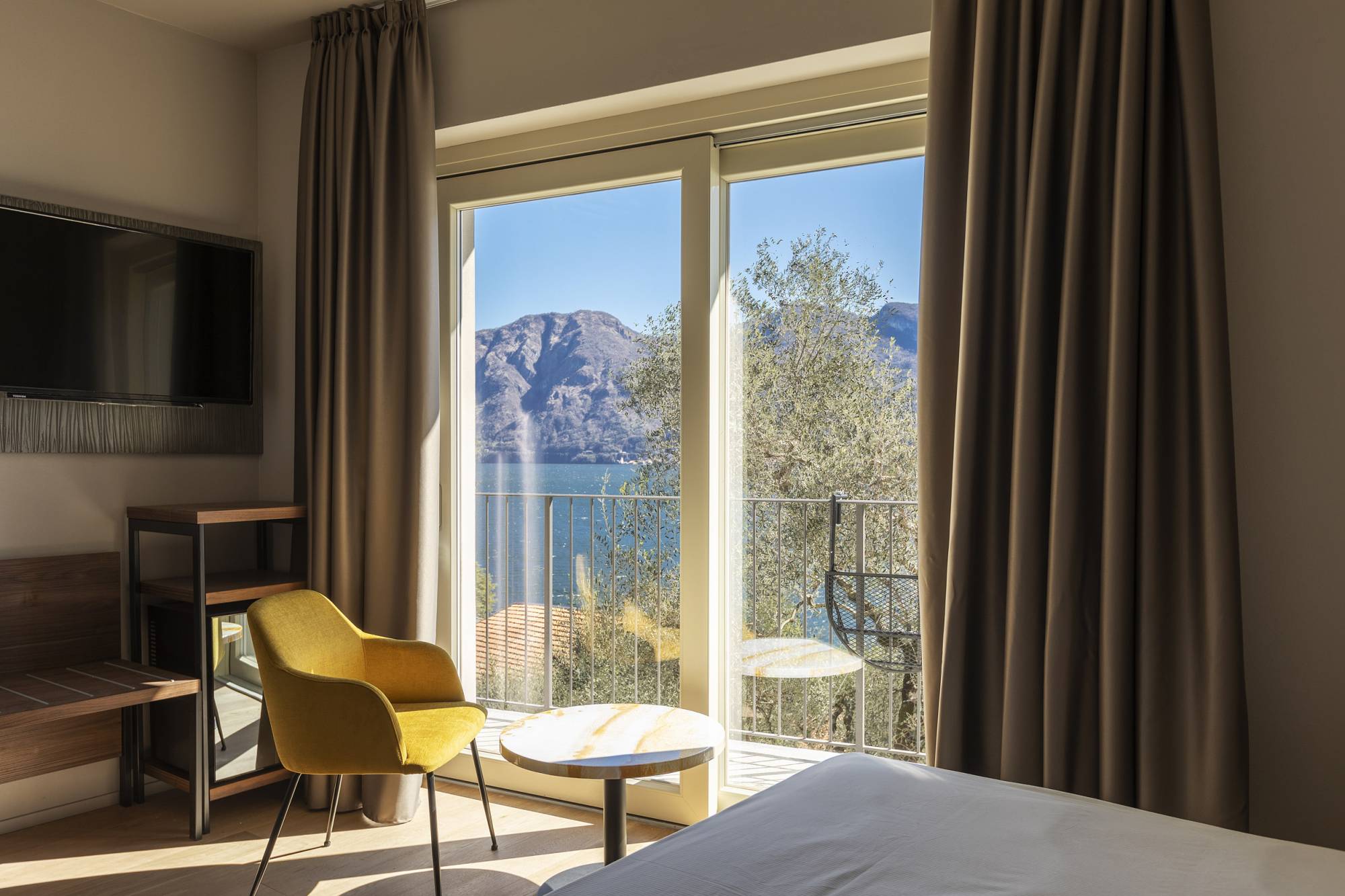 villa-clementina-resinnova-provincia-di-como-pavimenti-rivestimenti-calce-naturale-microcemento-naturale-resine-metalliche-calceterra-pastellone-monolak-finitura-dead-flat-(18)