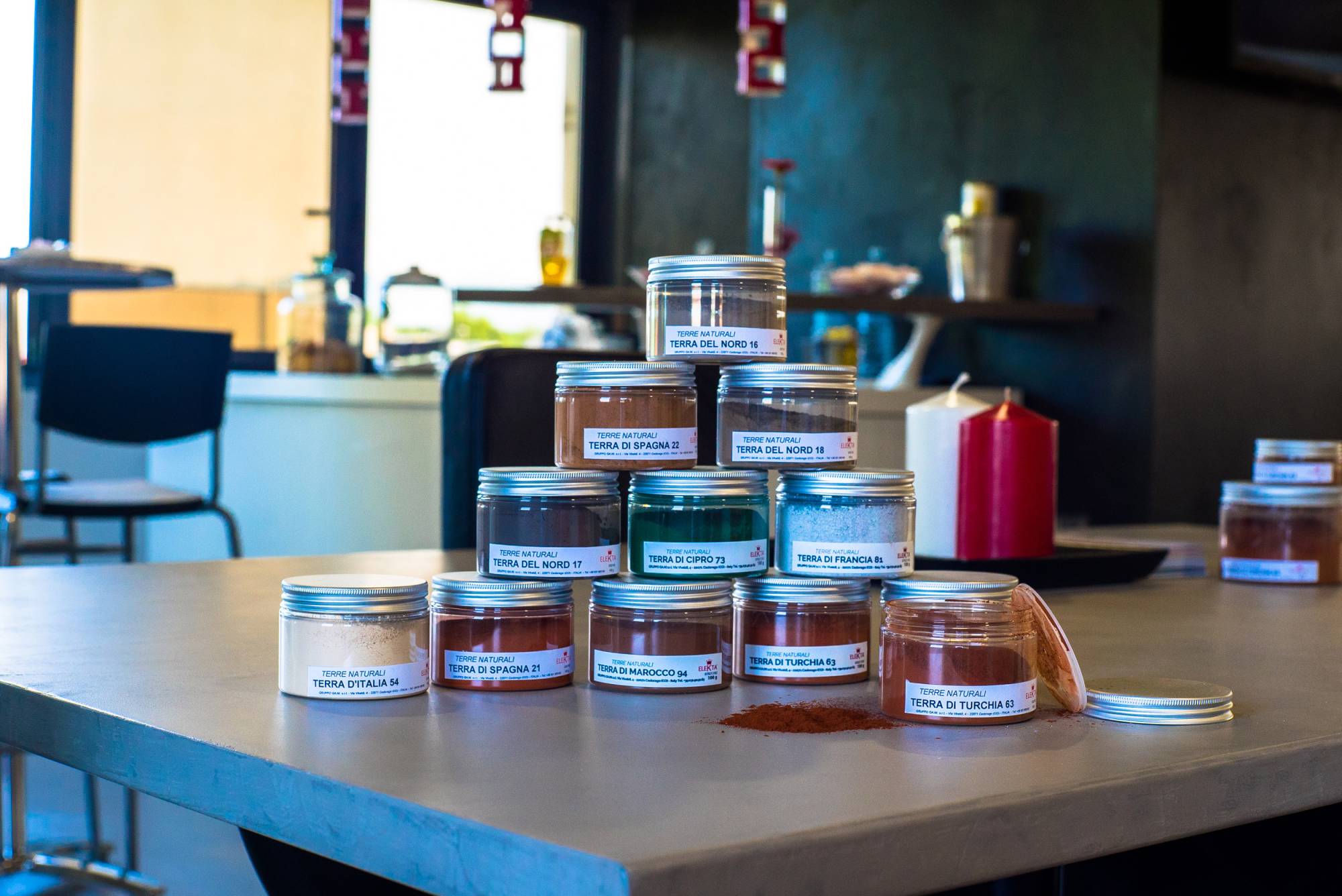 resinnova-showroom-cadorago-pavimenti-supercifi-resina-microcementi (33)