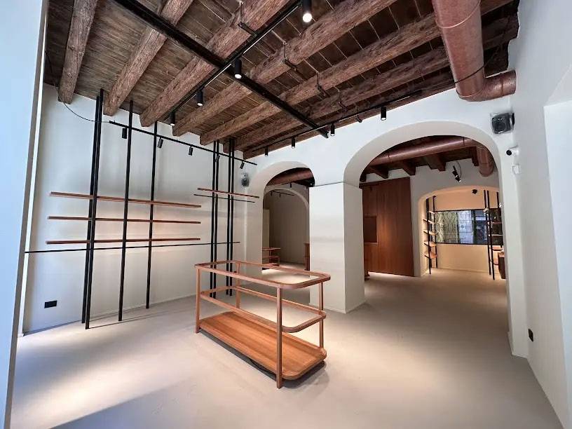 resinnova-atelier-uomo-elegante-pavimenti-resina-como-microcemento-resina