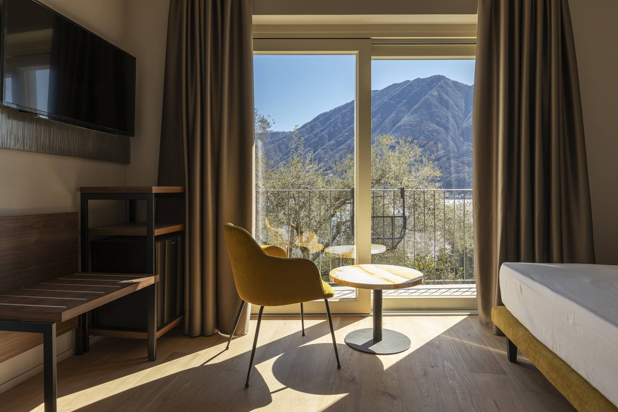 villa-clementina-resinnova-provincia-di-como-pavimenti-rivestimenti-calce-naturale-microcemento-naturale-resine-metalliche-calceterra-pastellone-monolak-finitura-dead-flat-(31)