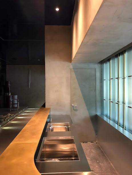 showroom-milano-resinnova-pavimenti-rivestimenti-pastellone-microstucco-naturalg40(4))