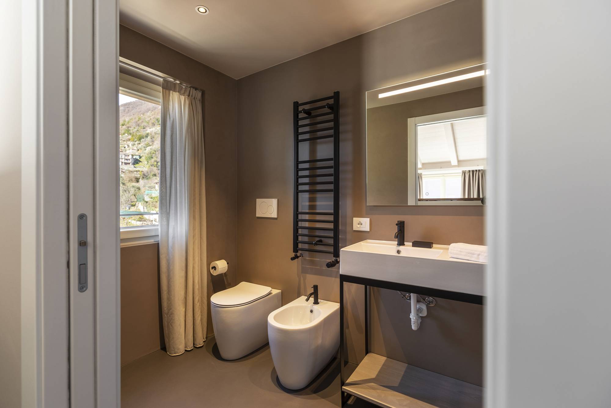 villa-clementina-resinnova-provincia-di-como-pavimenti-rivestimenti-calce-naturale-microcemento-naturale-resine-metalliche-calceterra-pastellone-monolak-finitura-dead-flat-(3)