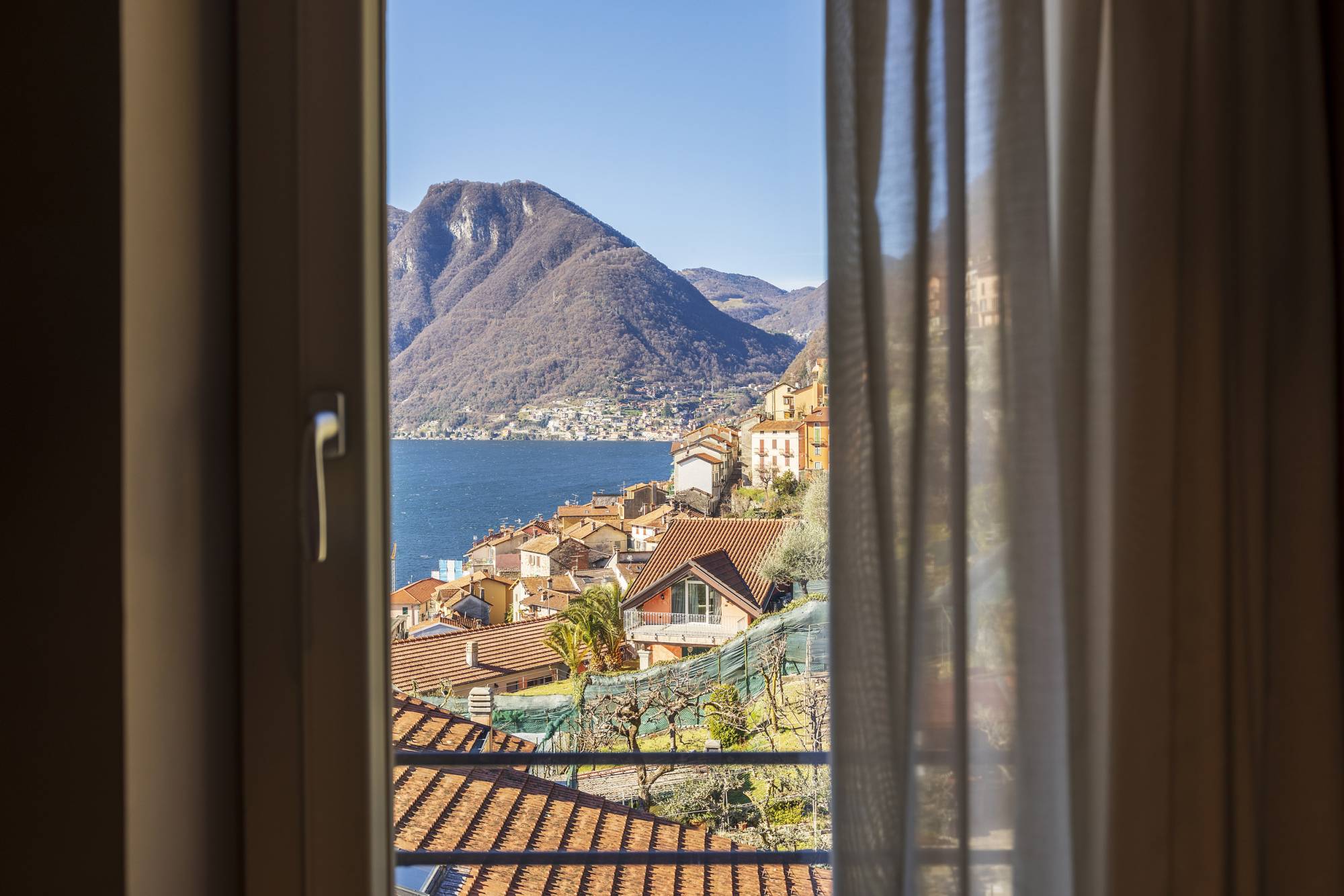 villa-clementina-resinnova-provincia-di-como-pavimenti-rivestimenti-calce-naturale-microcemento-naturale-resine-metalliche-calceterra-pastellone-monolak-finitura-dead-flat-(2)