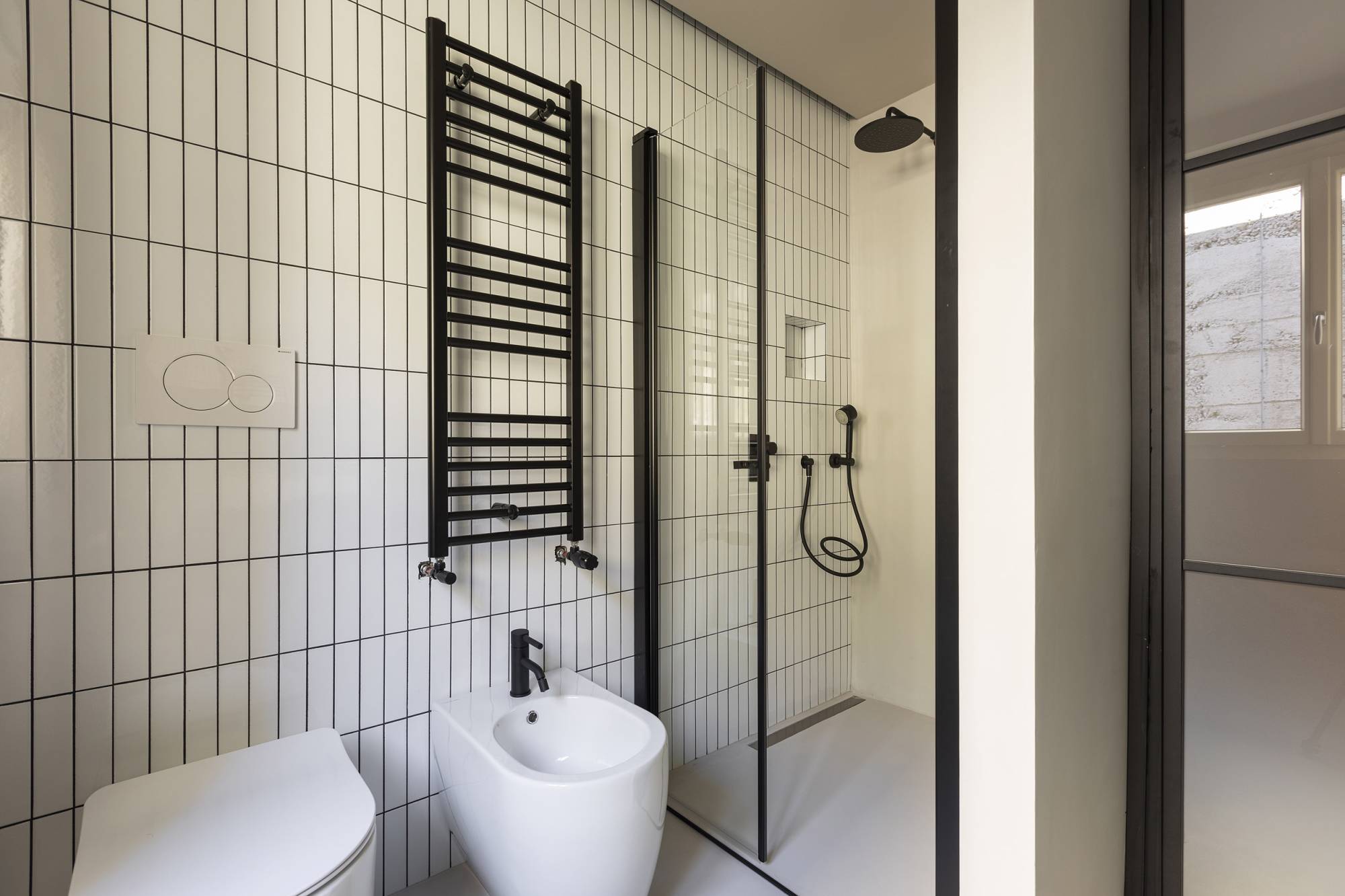 villa-clementina-resinnova-provincia-di-como-pavimenti-rivestimenti-calce-naturale-microcemento-naturale-resine-metalliche-calceterra-pastellone-monolak-finitura-dead-flat-(33)