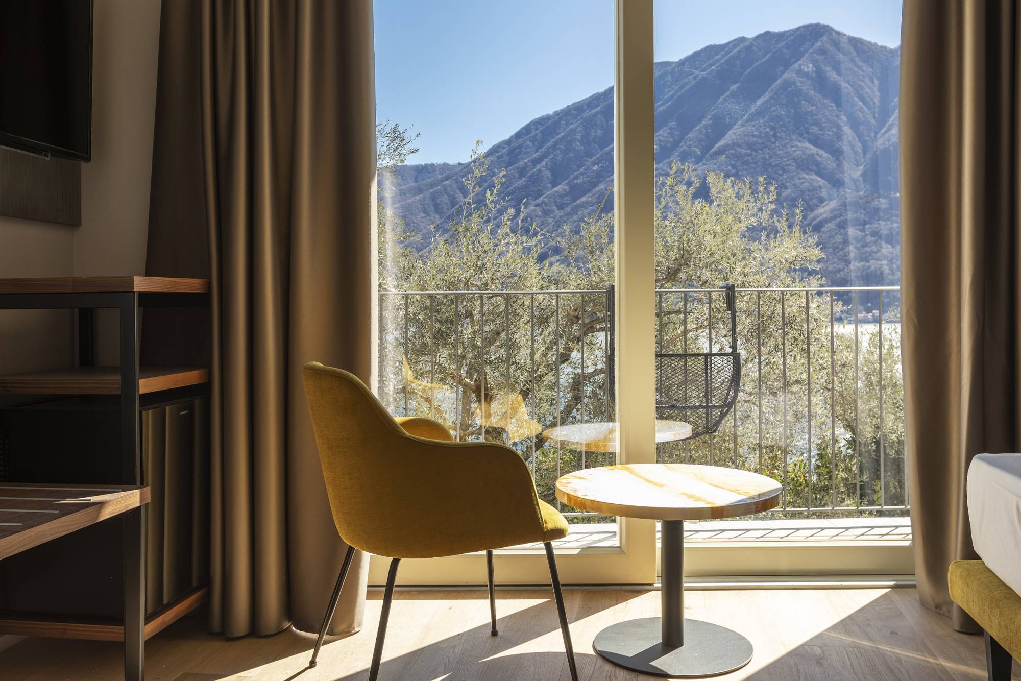 villa-clementina-resinnova-provincia-di-como-pavimenti-rivestimenti-calce-naturale-microcemento-naturale-resine-metalliche-calceterra-pastellone-monolak-finitura-dead-flat-(15)