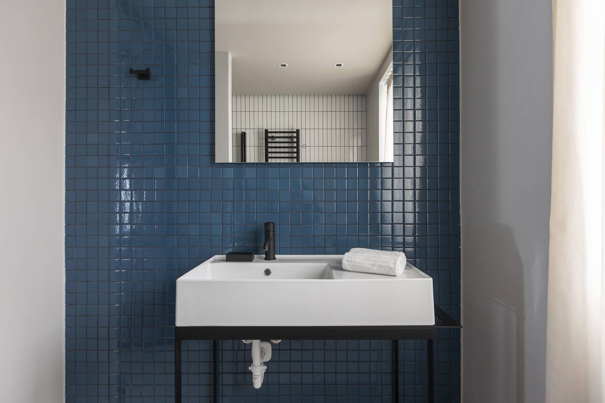 villa-clementina-resinnova-provincia-di-como-pavimenti-rivestimenti-calce-naturale-microcemento-naturale-resine-metalliche-calceterra-pastellone-monolak-finitura-dead-flat-(52)