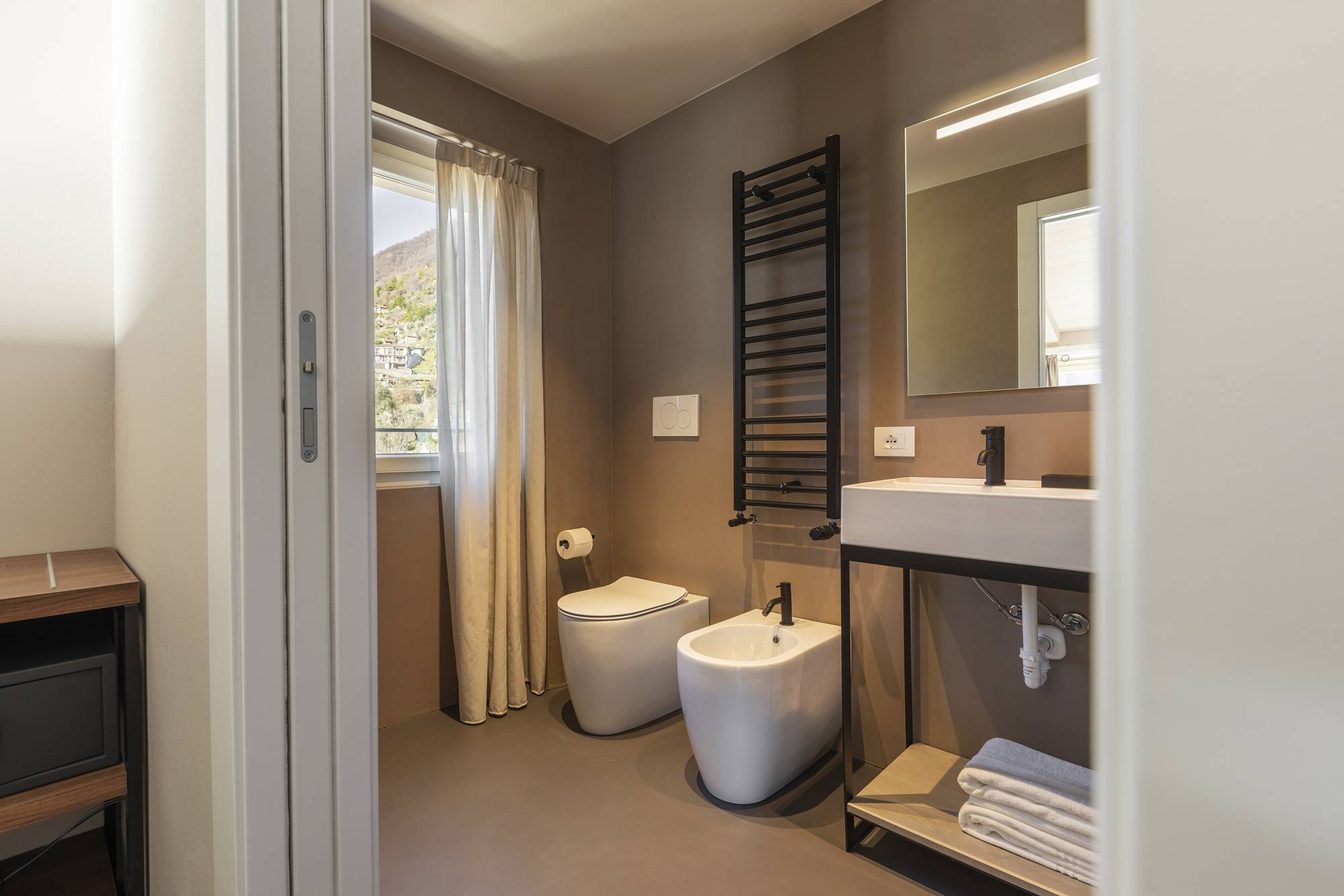 villa-clementina-resinnova-provincia-di-como-pavimenti-rivestimenti-calce-naturale-microcemento-naturale-resine-metalliche-calceterra-pastellone-monolak-finitura-dead-flat-(1)