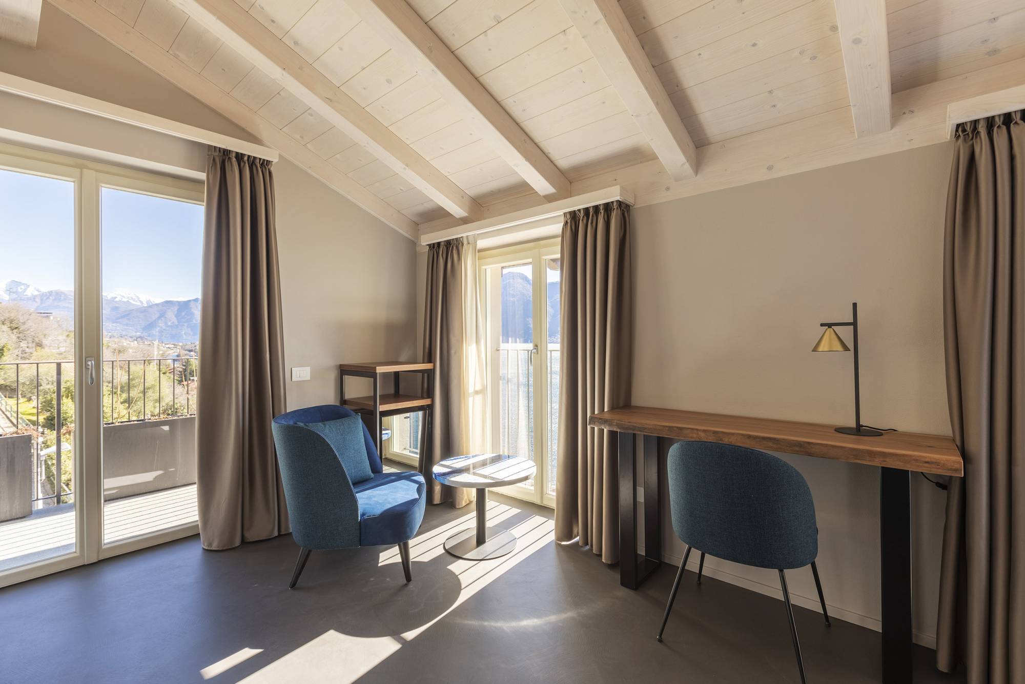 villa-clementina-resinnova-provincia-di-como-pavimenti-rivestimenti-calce-naturale-microcemento-naturale-resine-metalliche-calceterra-pastellone-monolak-finitura-dead-flat-(39)