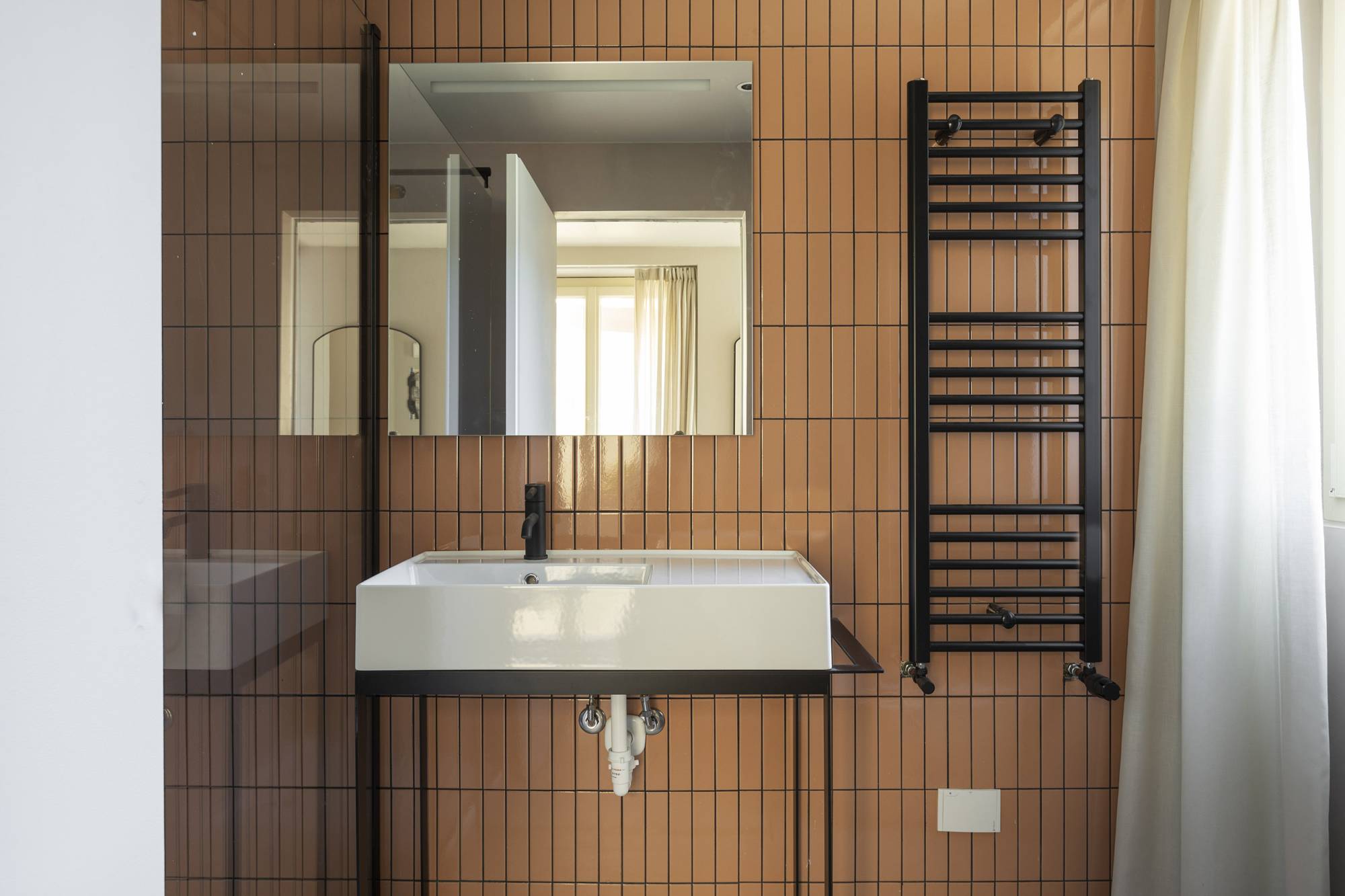 villa-clementina-resinnova-provincia-di-como-pavimenti-rivestimenti-calce-naturale-microcemento-naturale-resine-metalliche-calceterra-pastellone-monolak-finitura-dead-flat-(20)