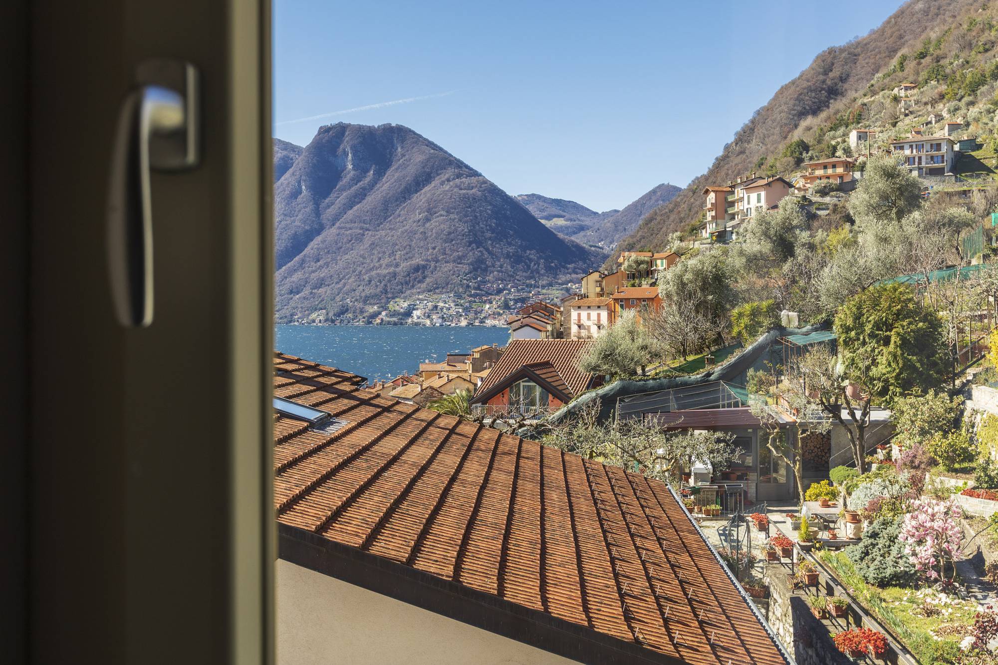 villa-clementina-resinnova-provincia-di-como-pavimenti-rivestimenti-calce-naturale-microcemento-naturale-resine-metalliche-calceterra-pastellone-monolak-finitura-dead-flat-(38)