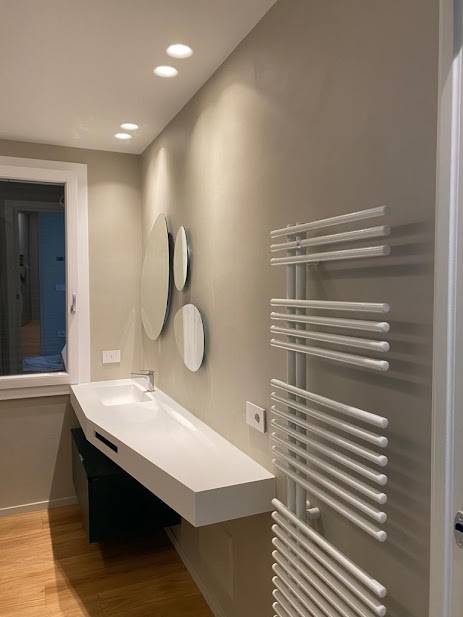 appartamento-chiara-resinnova-monza-e-brianza-supefici-pavimenti-bagni-resina-materia-carta-da-parati-wallpeppergroup (1)