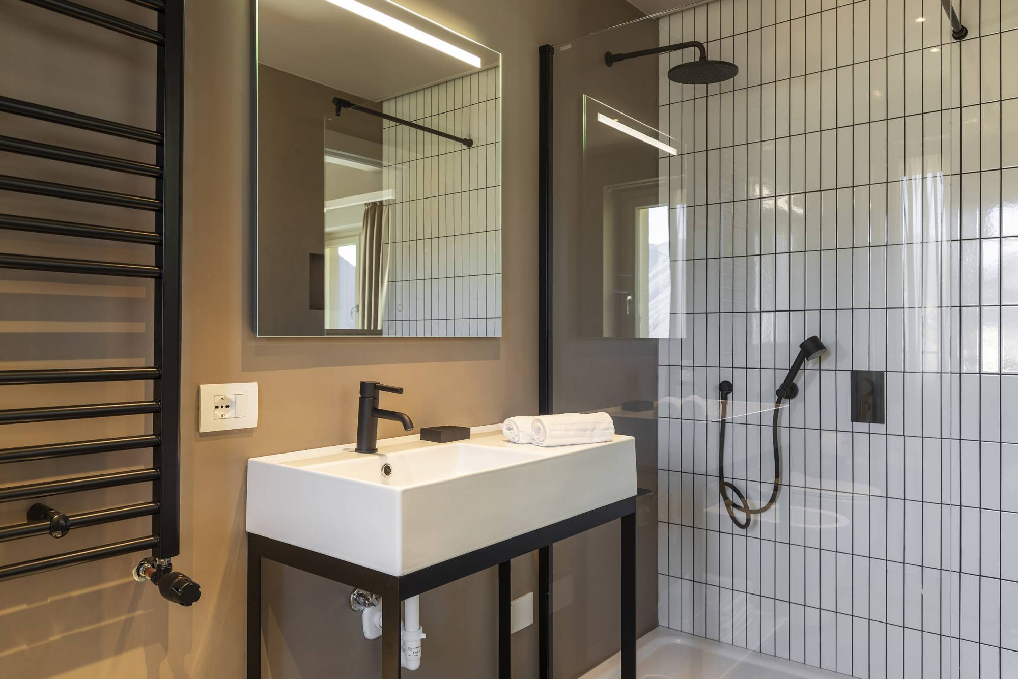 villa-clementina-resinnova-provincia-di-como-pavimenti-rivestimenti-calce-naturale-microcemento-naturale-resine-metalliche-calceterra-pastellone-monolak-finitura-dead-flat-(11)