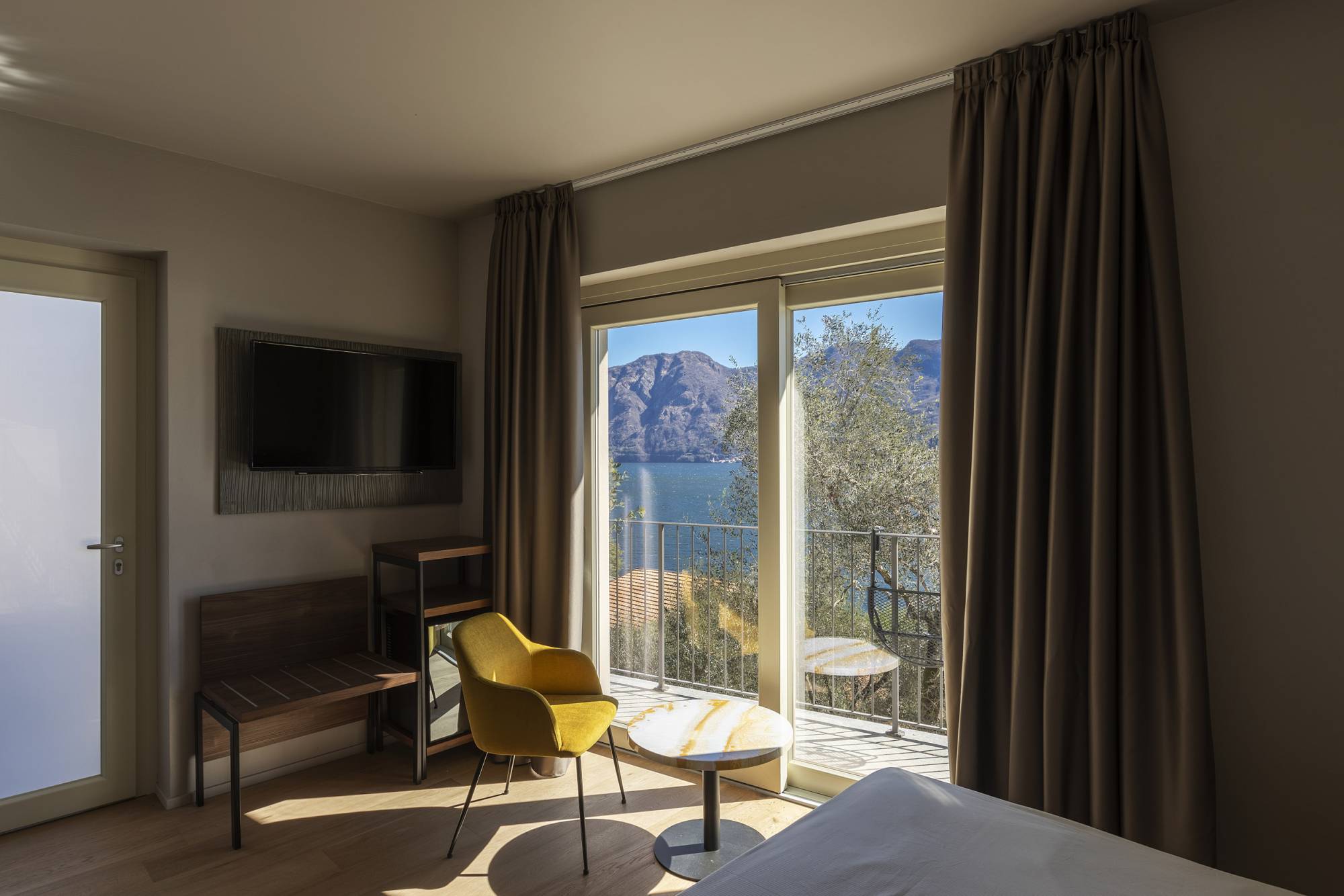 villa-clementina-resinnova-provincia-di-como-pavimenti-rivestimenti-calce-naturale-microcemento-naturale-resine-metalliche-calceterra-pastellone-monolak-finitura-dead-flat-(17)