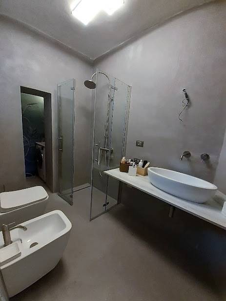 appartamento-valtellina-resinnovqa-pavimenti-rivestimenti-doccia-microcemento-pastellonebc17-cartadaparati-wallpeppergroup (3)