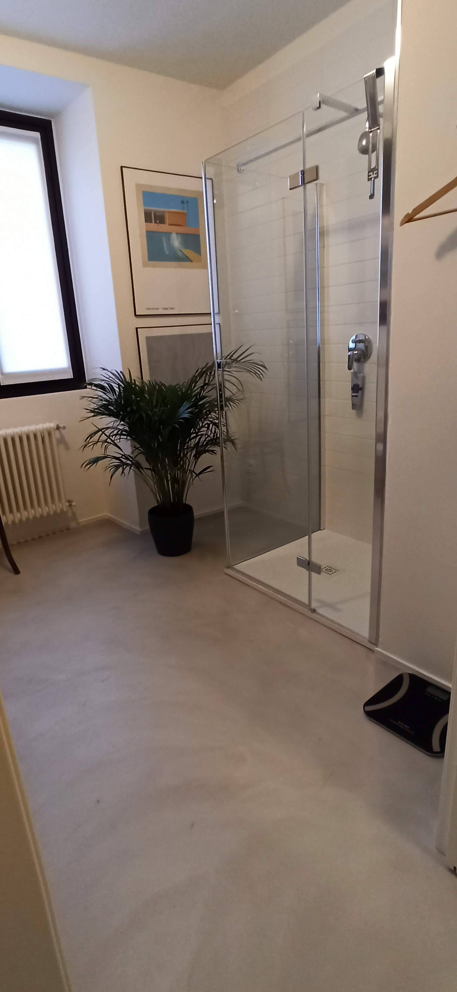 appartamento-giulio-como-resinnova-pavimenti-rivestimenti-microcemento-pastellone-rivestimenti-farrow&ball (13)