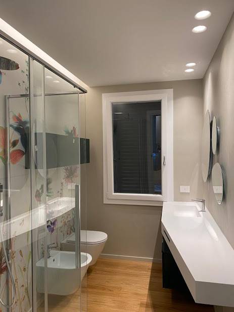 appartamento-chiara-resinnova-monza-e-brianza-supefici-pavimenti-bagni-resina-materia-carta-da-parati-wallpeppergroup (2)