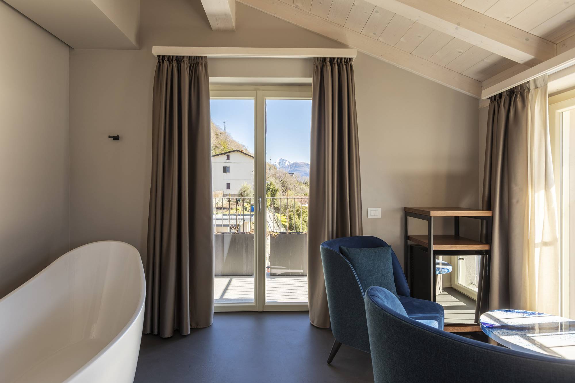 villa-clementina-resinnova-provincia-di-como-pavimenti-rivestimenti-calce-naturale-microcemento-naturale-resine-metalliche-calceterra-pastellone-monolak-finitura-dead-flat-(7)