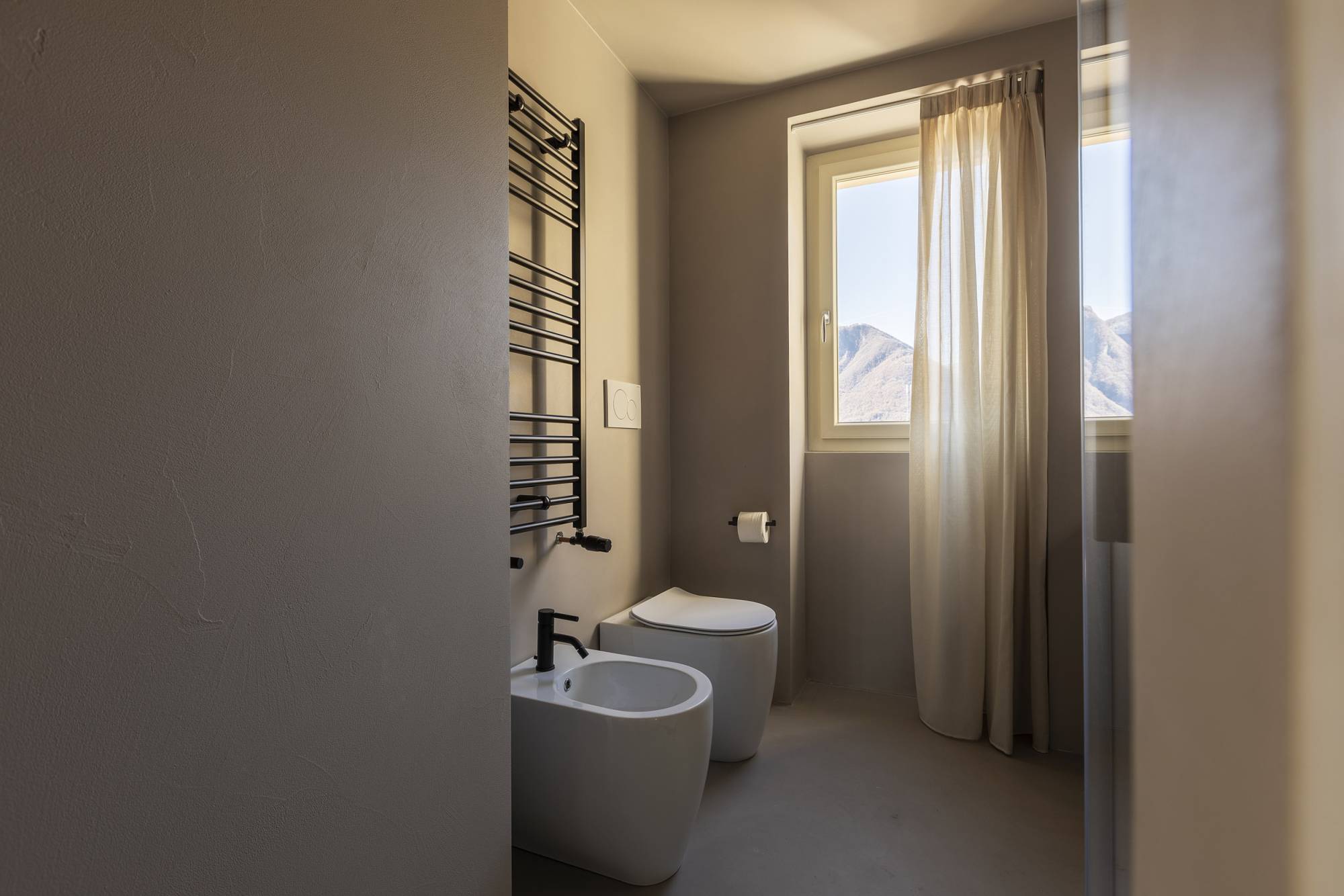 villa-clementina-resinnova-provincia-di-como-pavimenti-rivestimenti-calce-naturale-microcemento-naturale-resine-metalliche-calceterra-pastellone-monolak-finitura-dead-flat-(36)