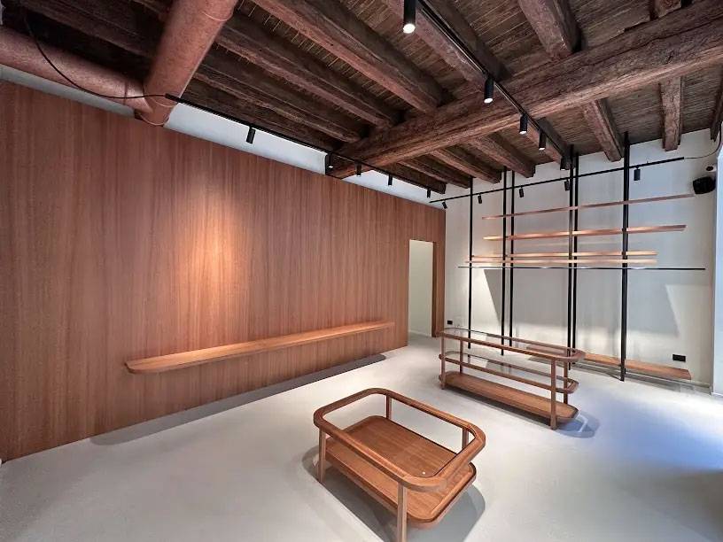 resinnova-atelier-uomo-elegante-pavimenti-resina-como-microcemento