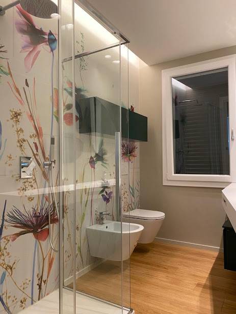 appartamento-chiara-resinnova-monza-e-brianza-supefici-pavimenti-bagni-resina-materia-carta-da-parati-wallpeppergroup (4)