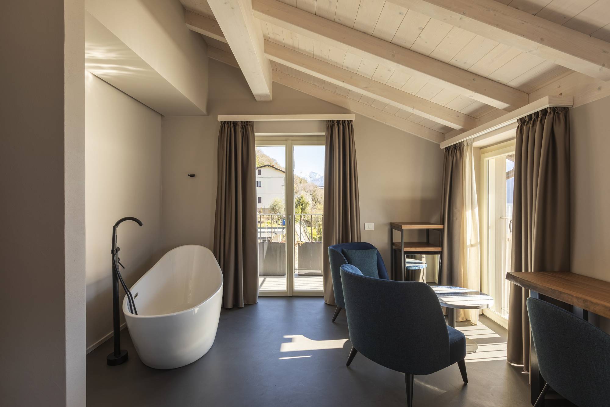 villa-clementina-resinnova-provincia-di-como-pavimenti-rivestimenti-calce-naturale-microcemento-naturale-resine-metalliche-calceterra-pastellone-monolak-finitura-dead-flat-(4)