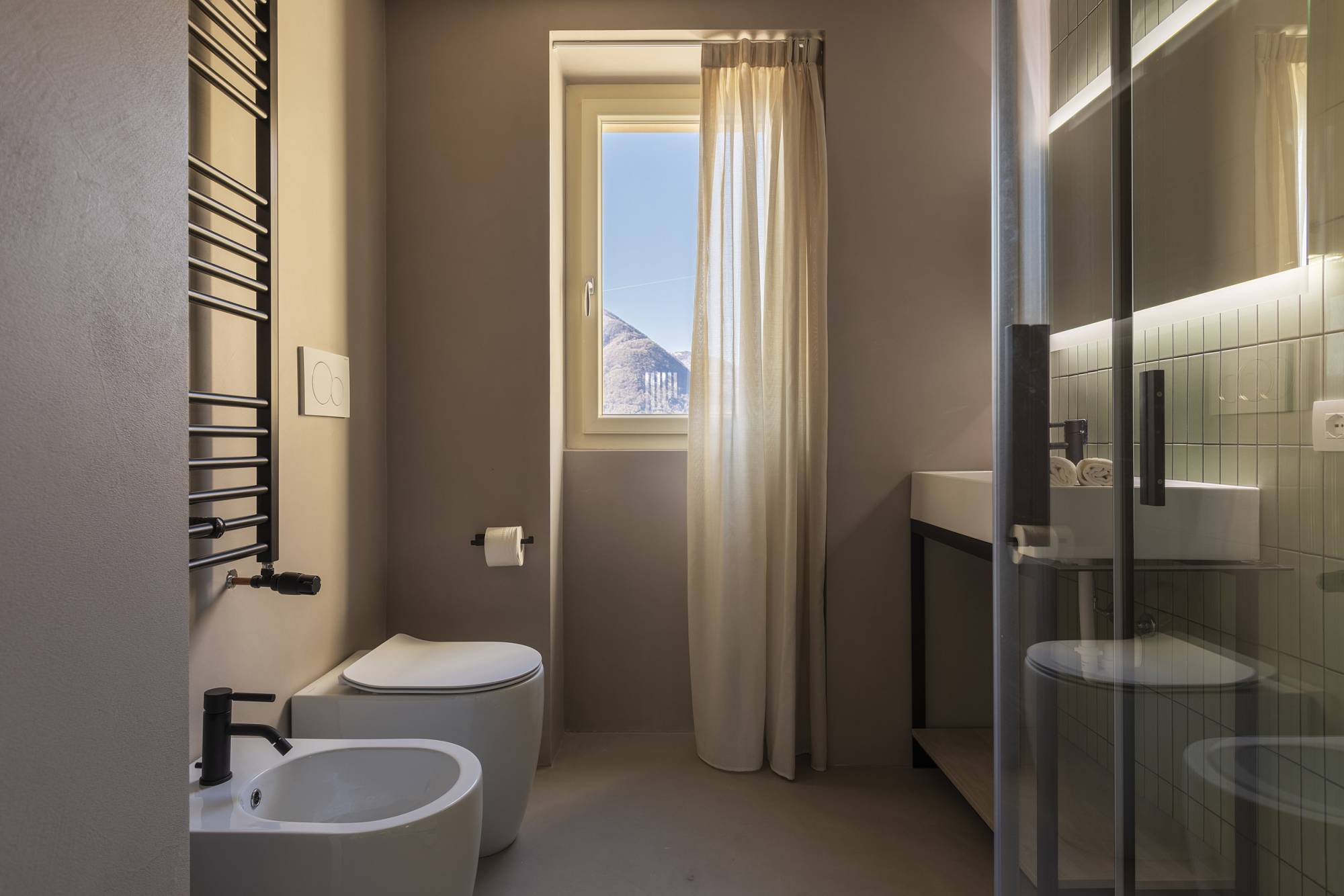 villa-clementina-resinnova-provincia-di-como-pavimenti-rivestimenti-calce-naturale-microcemento-naturale-resine-metalliche-calceterra-pastellone-monolak-finitura-dead-flat-(35)