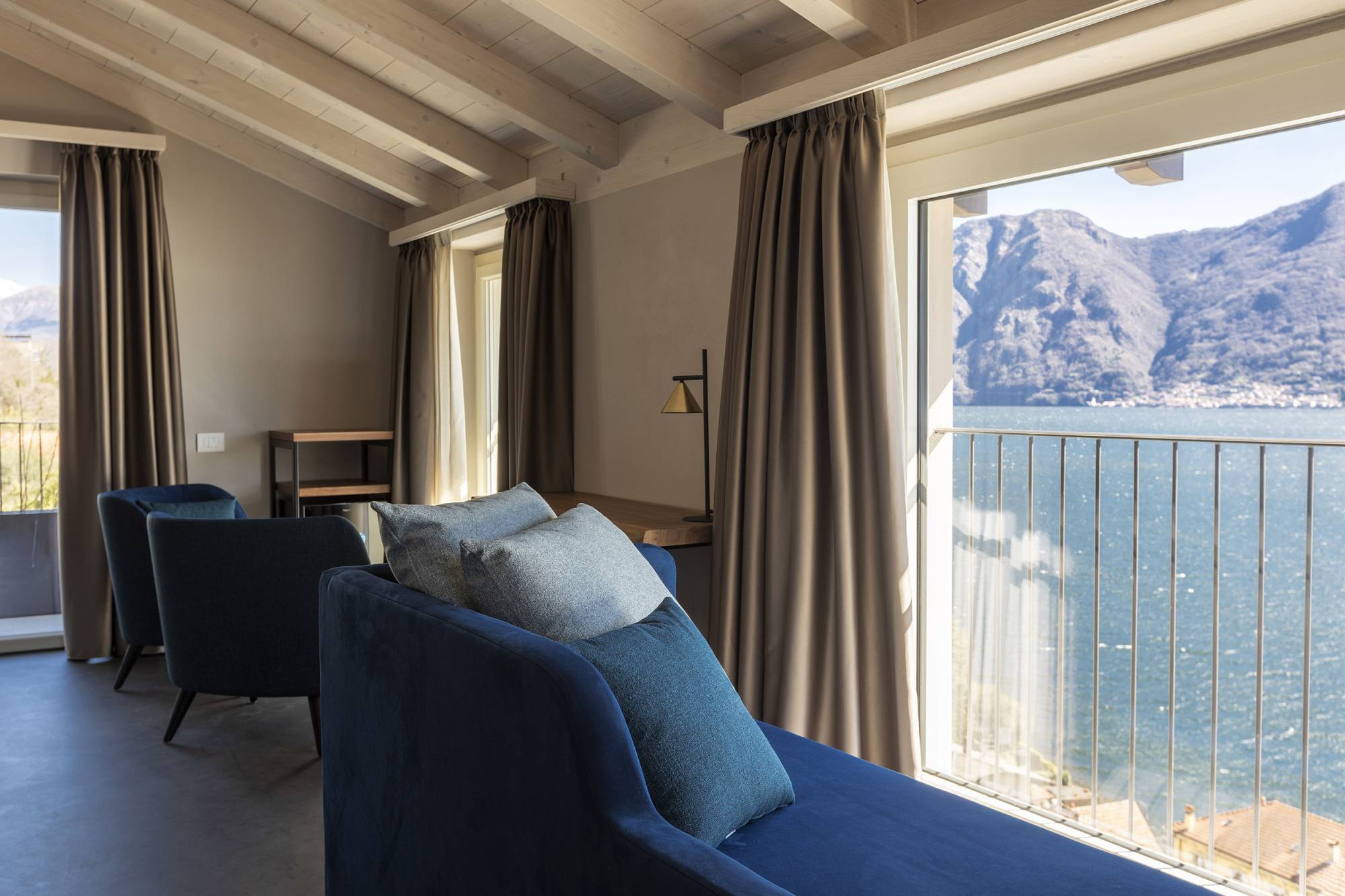 villa-clementina-resinnova-provincia-di-como-pavimenti-rivestimenti-calce-naturale-microcemento-naturale-resine-metalliche-calceterra-pastellone-monolak-finitura-dead-flat-(27)