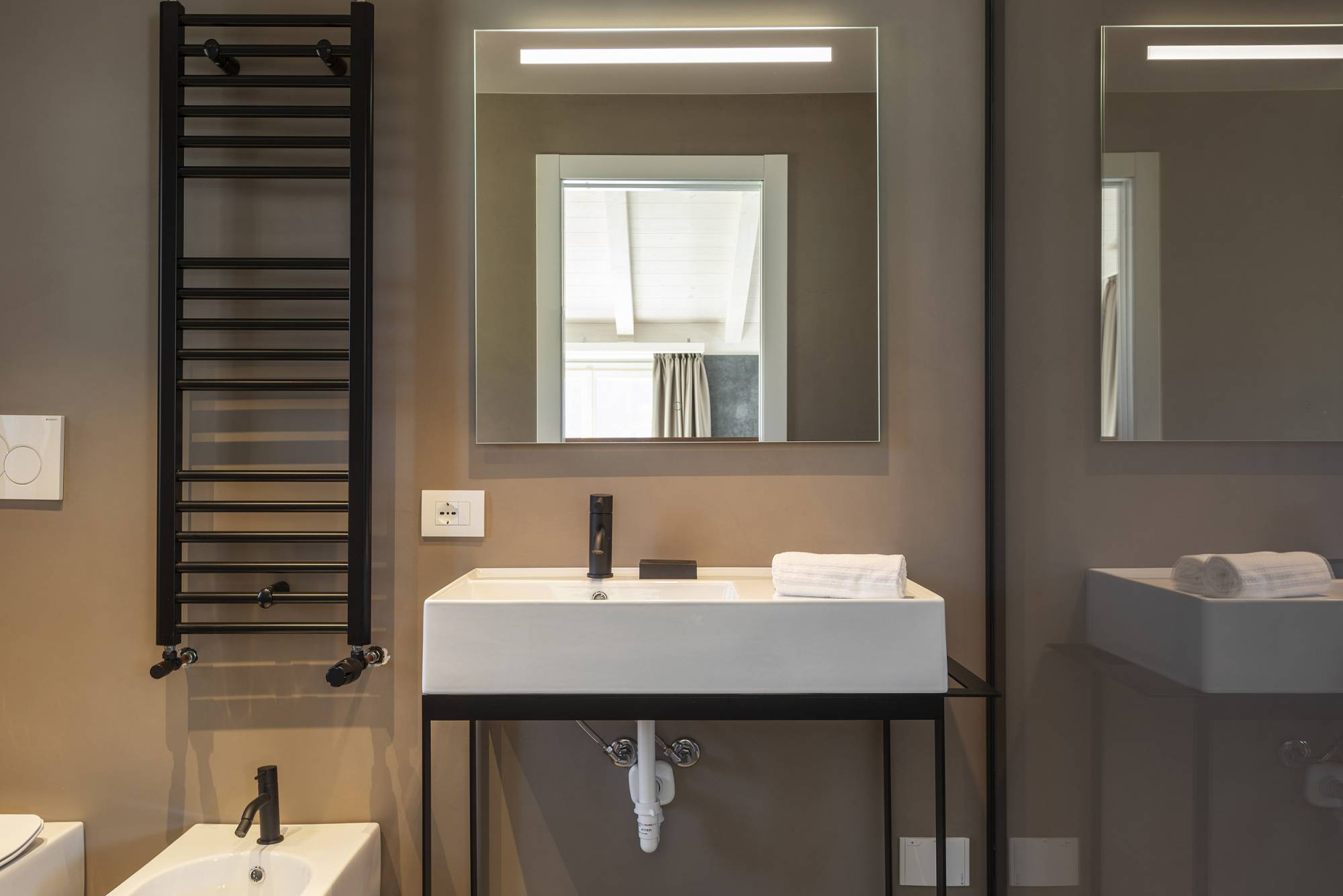 villa-clementina-resinnova-provincia-di-como-pavimenti-rivestimenti-calce-naturale-microcemento-naturale-resine-metalliche-calceterra-pastellone-monolak-finitura-dead-flat-(13)