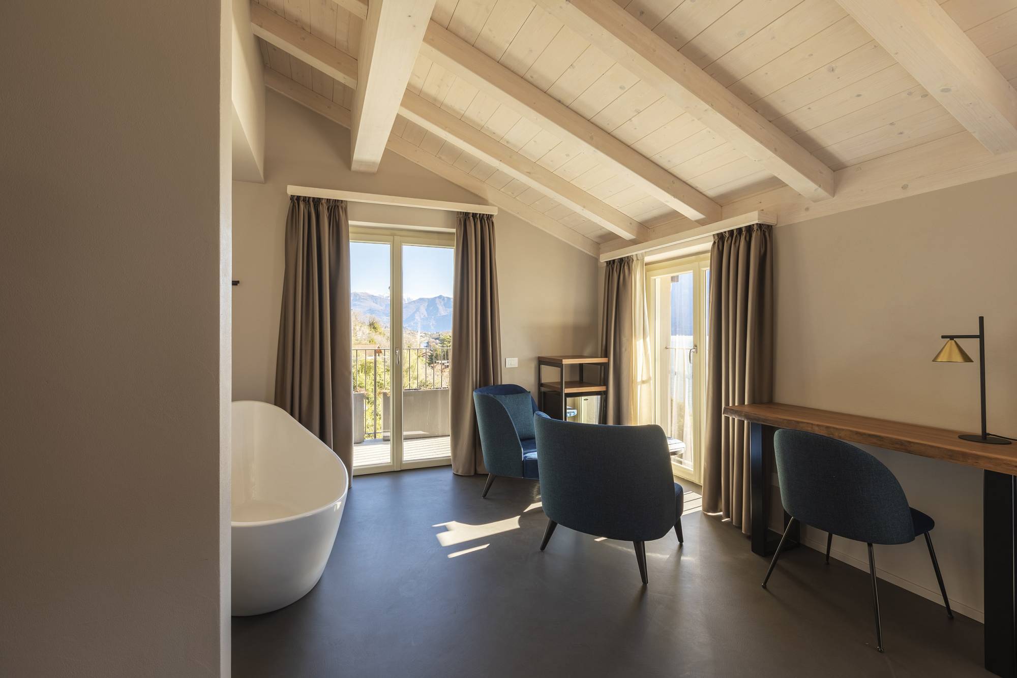 villa-clementina-resinnova-provincia-di-como-pavimenti-rivestimenti-calce-naturale-microcemento-naturale-resine-metalliche-calceterra-pastellone-monolak-finitura-dead-flat-(5)