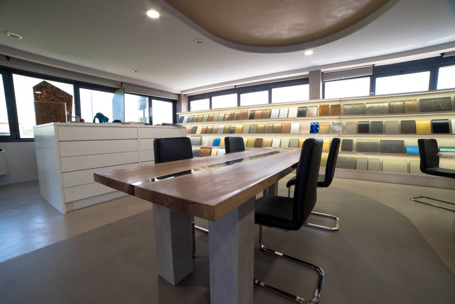 resinnova-showroom-cadorago-pavimenti-supercifi-resina-microcementi (152)